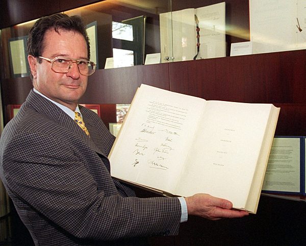 Klaus Kinkel mit der Gründungsurkunde der EWG