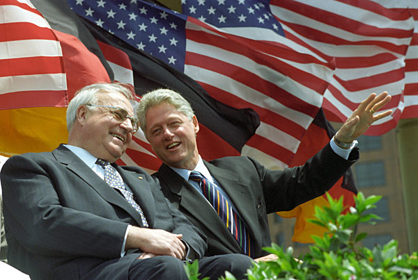 US President Clinton and German Chancellor Kohl sign aviation agreement