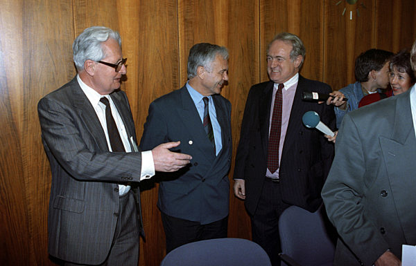 Negotiations on future parliament and government seat