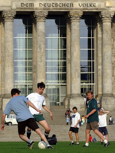 Freizeitkicker vor dem Reichstag