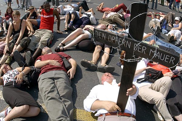 Aktion zum Jahrestag des Mauerbaus auf dem Potsdamer Platz