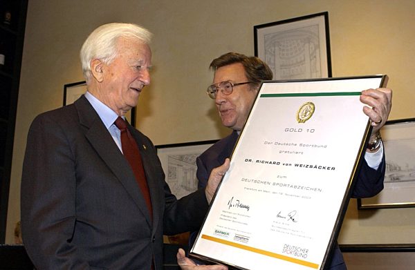 Richard von Weizsäcker erhält zum 10. Mal Goldenes Sportabzeichen