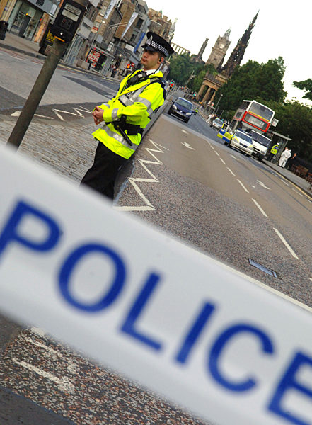Ein Polizist steht am Donnerstag (07.07.2005) in Edinburgh in Schottland...