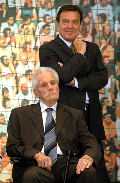 Bundeskanzler Gerhard Schröder (r) eröffnet am Mittwoch (13.07...