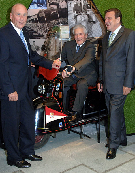 Bundeskanzler Gerhard Schröder (r) steht am Mittwoch (13.07...