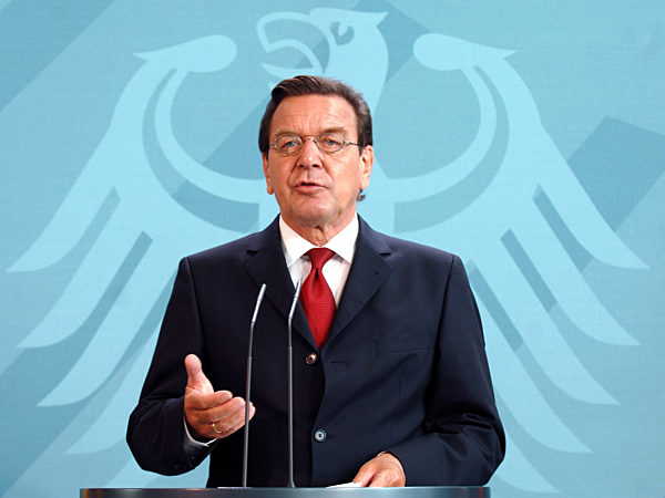 Bundeskanzler Gerhard Schröder gibt am Freitag (02.0ß9...