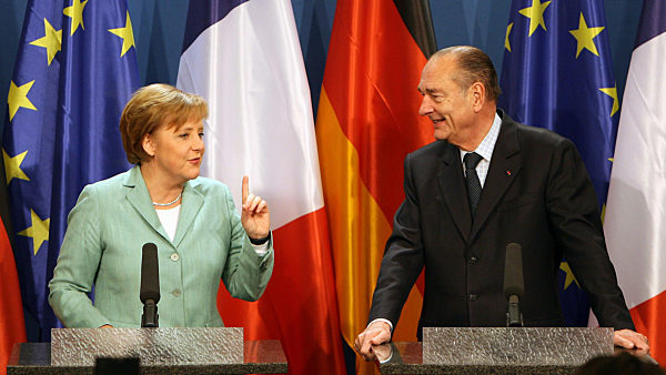 Gemeinsam geben Bundeskanzlerin Angela Merkel (l) und der französische...