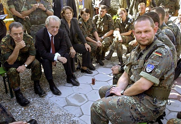 Rau zu Truppenbesuch bei deutschen Soldaten im Kosovo