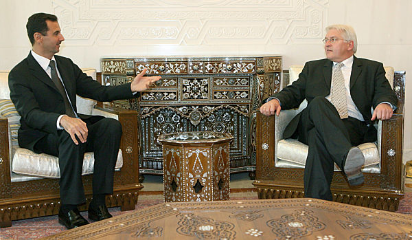 Bundesaußenminister Frank-Walter Steinmeier (r) trifft am Montag (04.12...