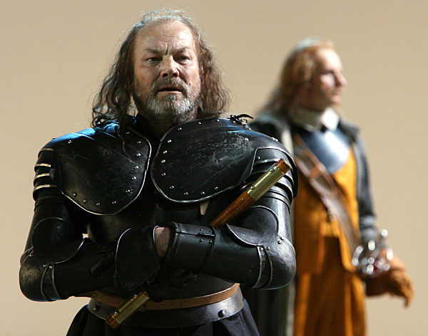 Klaus Maria Brandauer (l) steht am Donnerstag (17.05...