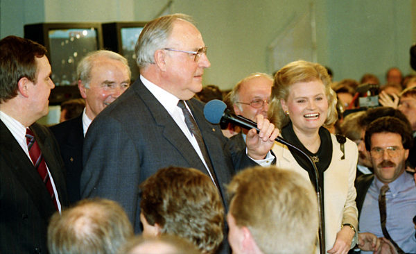 -HJK-  Der CDU-Bundesvorsitzende, Bundeskanzler Helmut Kohl und Ehefrau...
