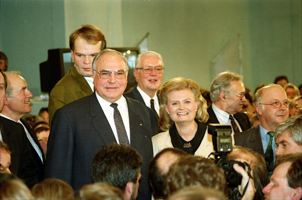-HJK-  Der CDU-Bundesvorsitzende, Bundeskanzler Helmut Kohl und Ehefrau...