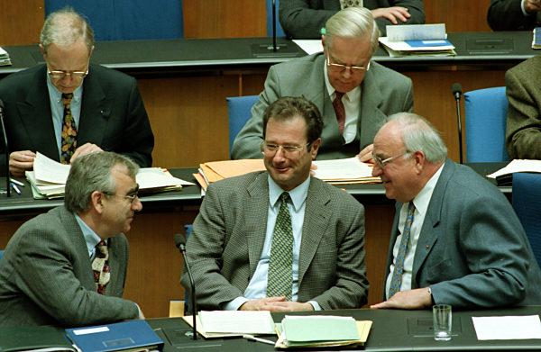 -HJK-  Bundeskanzler Helmut Kohl, vorn rechts, spricht am 15...