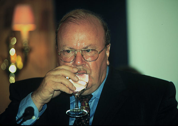 EU-Kommissar Martin Bangemann im Juli 1997 in Bonn mit Glas,