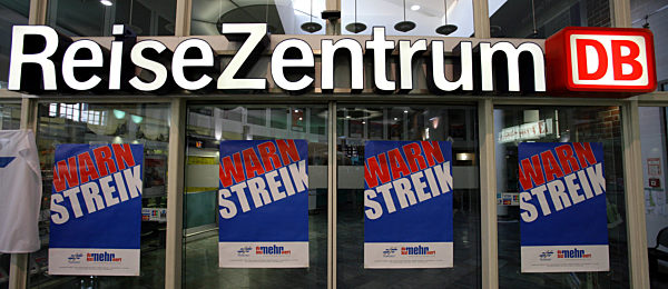 Plakat mit der Aufschrift "Warnstreik" klebt am Montag (02.07...