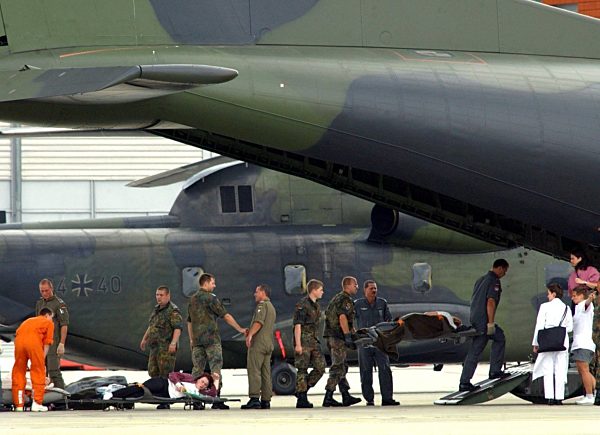 Hochwasser: Patientenrettung mit Transall- Transportmaschine