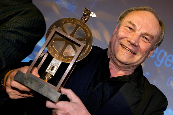 Schauspieler Klaus Maria Brandauer zeigt am Samstag (03.05.2008) beim 18...