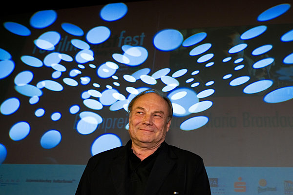 Schauspieler Klaus Maria Brandauer steht am Samstag (03.05.2008) beim 18...