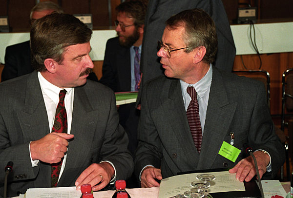 Bundeswirtschaftsminister Jürgen Möllemann (l) am 24.09...