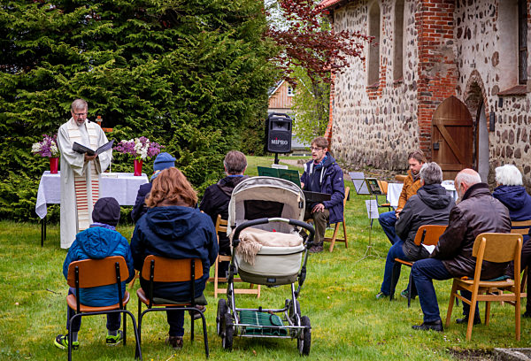 Coronavirus - Gottesdienst unter freiem Himmel