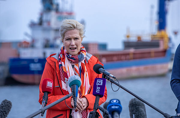 Schwesig besucht Hafen Mukran