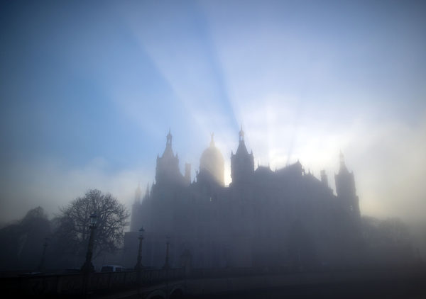 Schweriner Schloss im Nebel