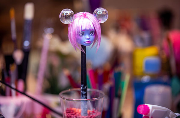 Modedesignerin fertigt Manga-Puppen