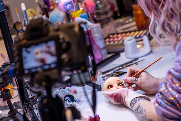 Modedesignerin fertigt Manga-Puppen