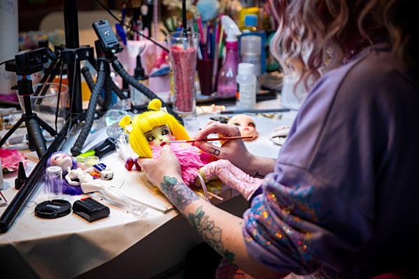 Modedesignerin fertigt Manga-Puppen