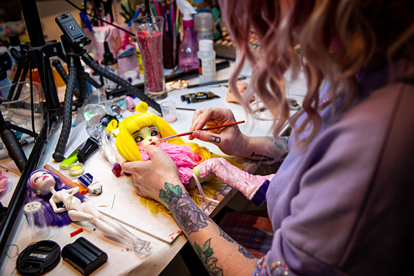 Modedesignerin fertigt Manga-Puppen