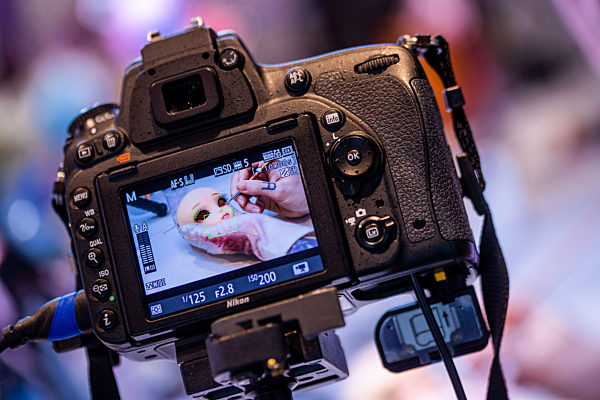 Modedesignerin fertigt Manga-Puppen