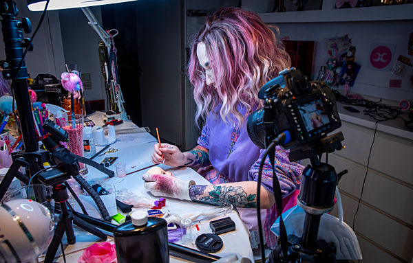 Modedesignerin fertigt Manga-Puppen