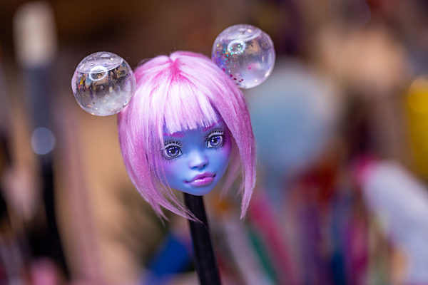 Modedesignerin fertigt Manga-Puppen