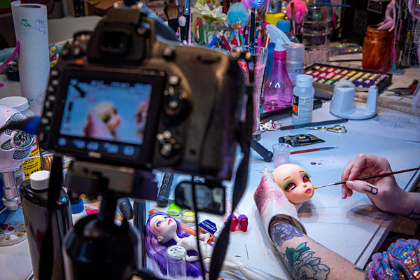 Modedesignerin fertigt Manga-Puppen