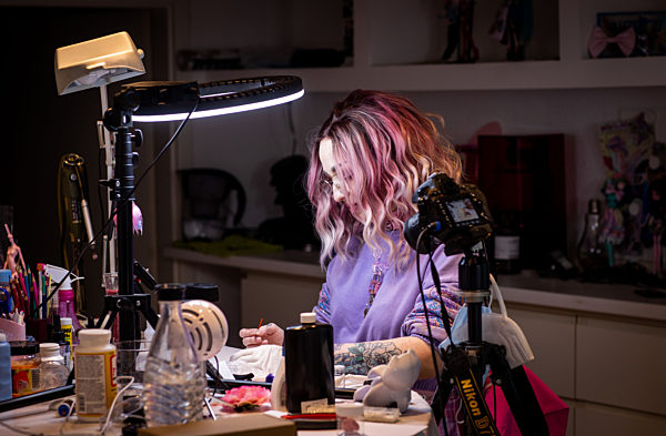 Modedesignerin fertigt Manga-Puppen