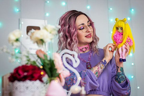 Modedesignerin fertigt Manga-Puppen