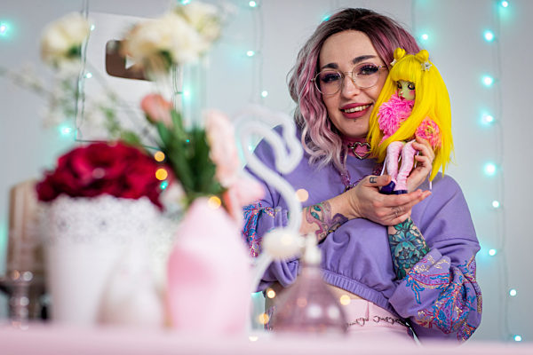 Modedesignerin fertigt Manga-Puppen