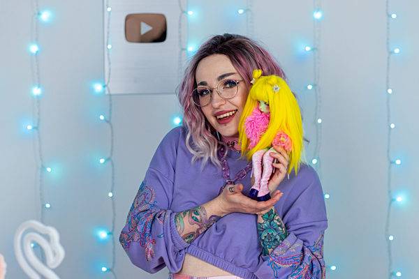 Modedesignerin fertigt Manga-Puppen