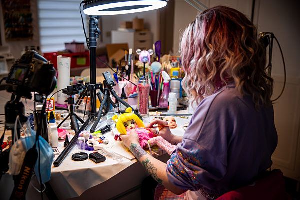 Modedesignerin fertigt Manga-Puppen