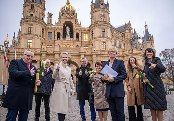 Rückblick Landtagswahl Mecklenburg-Vorpommern 2021 Die SPD mit der amtierenden Ministerpräsidentin Manuela Schwesig hat die Landtagswahl in Mecklenburg-Vorpommern mit großem Vorsprung gewonnen. Der bisherige Koalitionspartner CDU fuhr dagegen sein historisch schlechtestes Ergebnis ein und landete auf dem dritten Platz, hinter der AfD. FDP und Grüne schafften den Wiedereinzug in den Landtag. Die Linke ist neuer Koalitionspartner der SPD