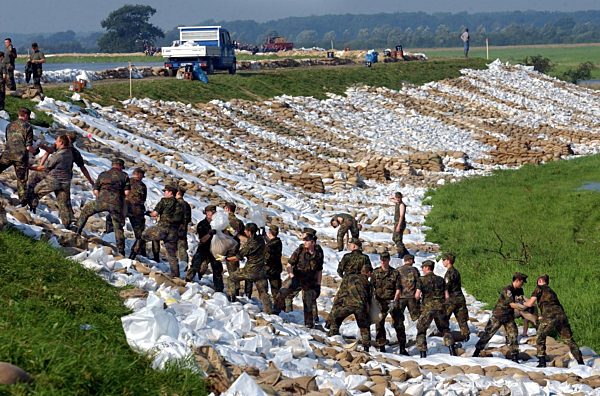 Hochwasser Bundeswehr bei Böser Ort