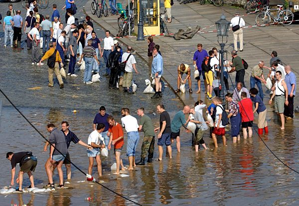 Rettungsarbeiten in Dresden