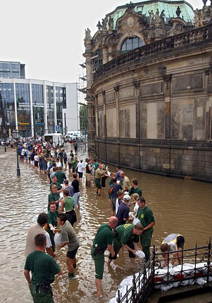 Hochwasser - Rettungsarbeiten in Dresden