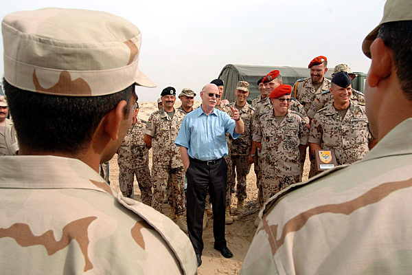 Struck besucht Ausbildungskommando bei Abu Dhabi