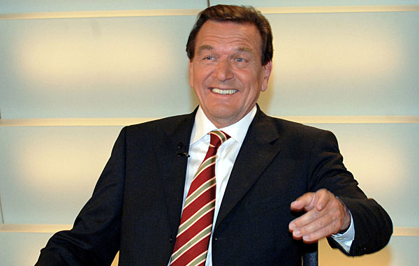 Bundeskanzler Gerhard Schröder sitzt am Sonntag (18.09...