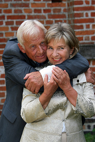 Die Schauspieler Rolf Becker (Doc Knut Hansen) und Marlies Engel (Stina...