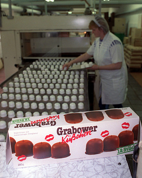 Etwa 100.000 Grabower Küßchen laufen in der Dauerbackwaren GmbH Grabow...