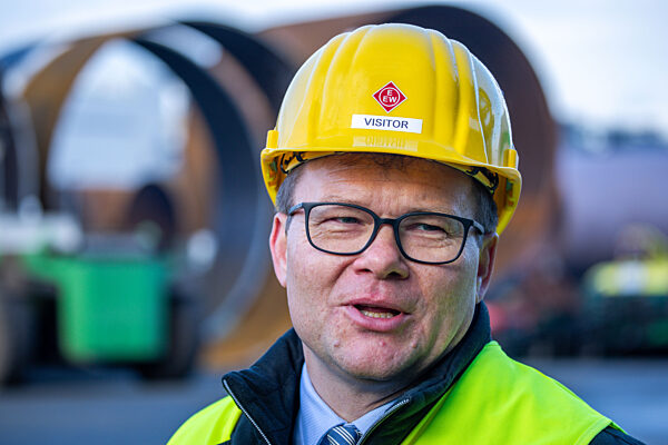 Ostbeauftragter informiert sich bei Windkraftfirmen