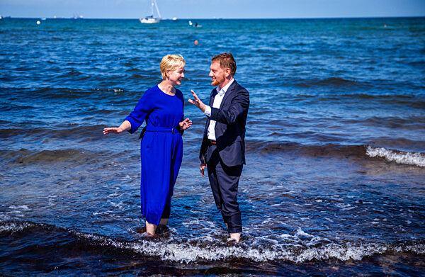 Schwesig und Kretschmer am Ostseestrand