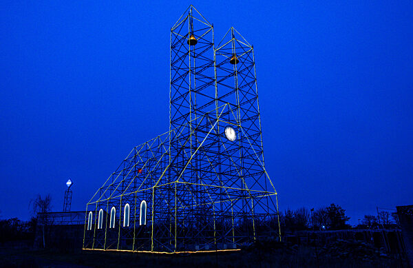 Weihnachtskirche aus Baugerüsten